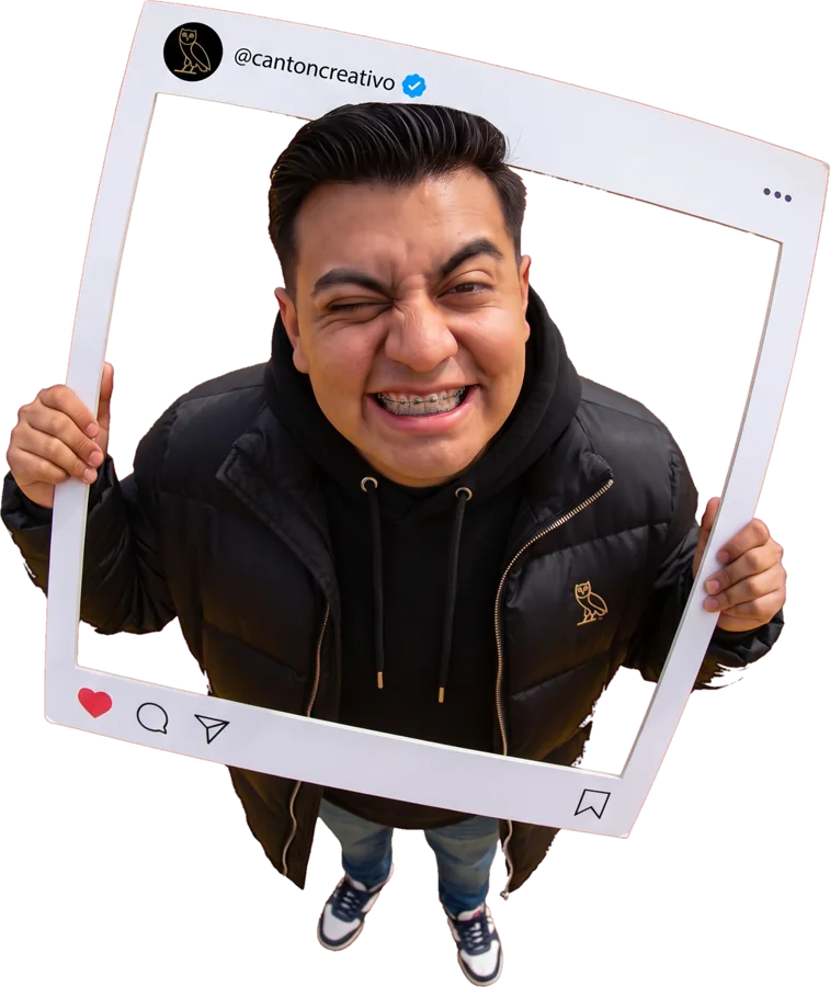 Frank Escobedo sosteniendo un marco de Instagram